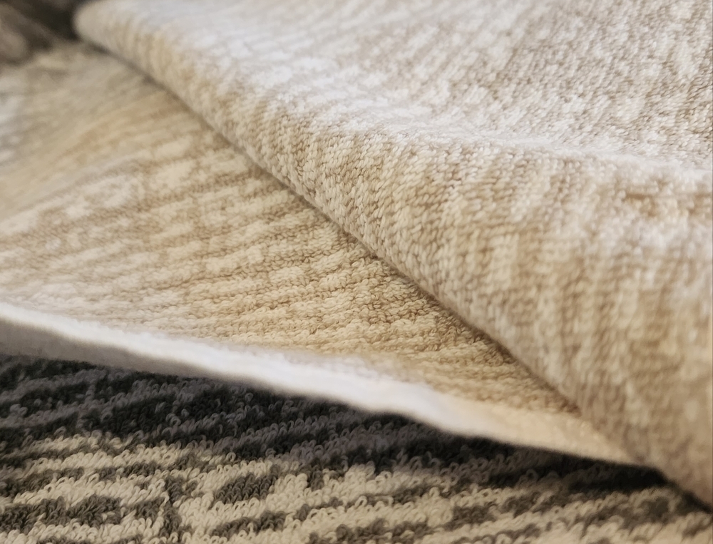 Max Studio Abstract 2 Bath Towel Gray Beige Gray White Ikat NWT 630 GSM - Picture 2 of 5
